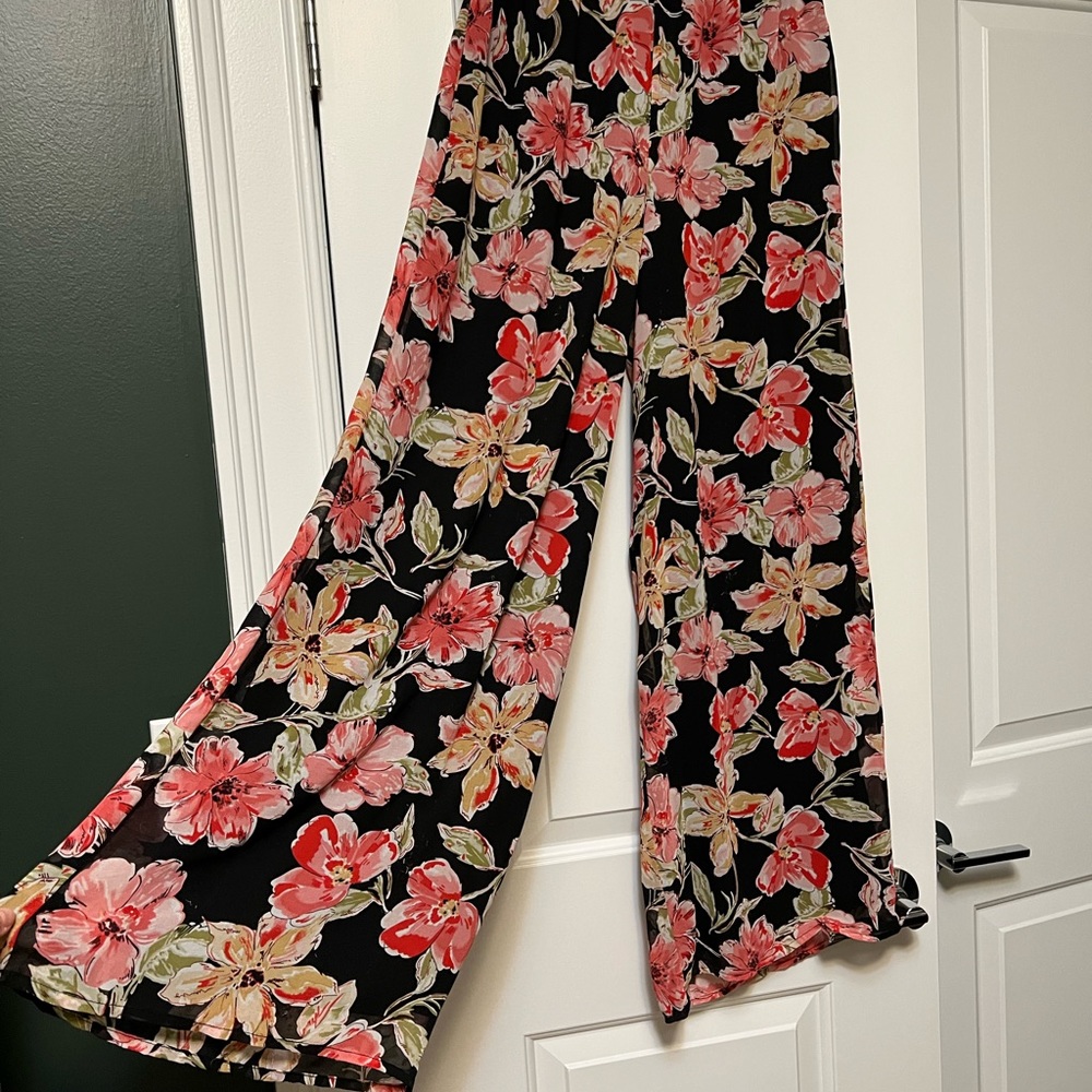 Lulus 2 piece resort wear set! Cropped top and high waisted pants. - Picture 9 of 10